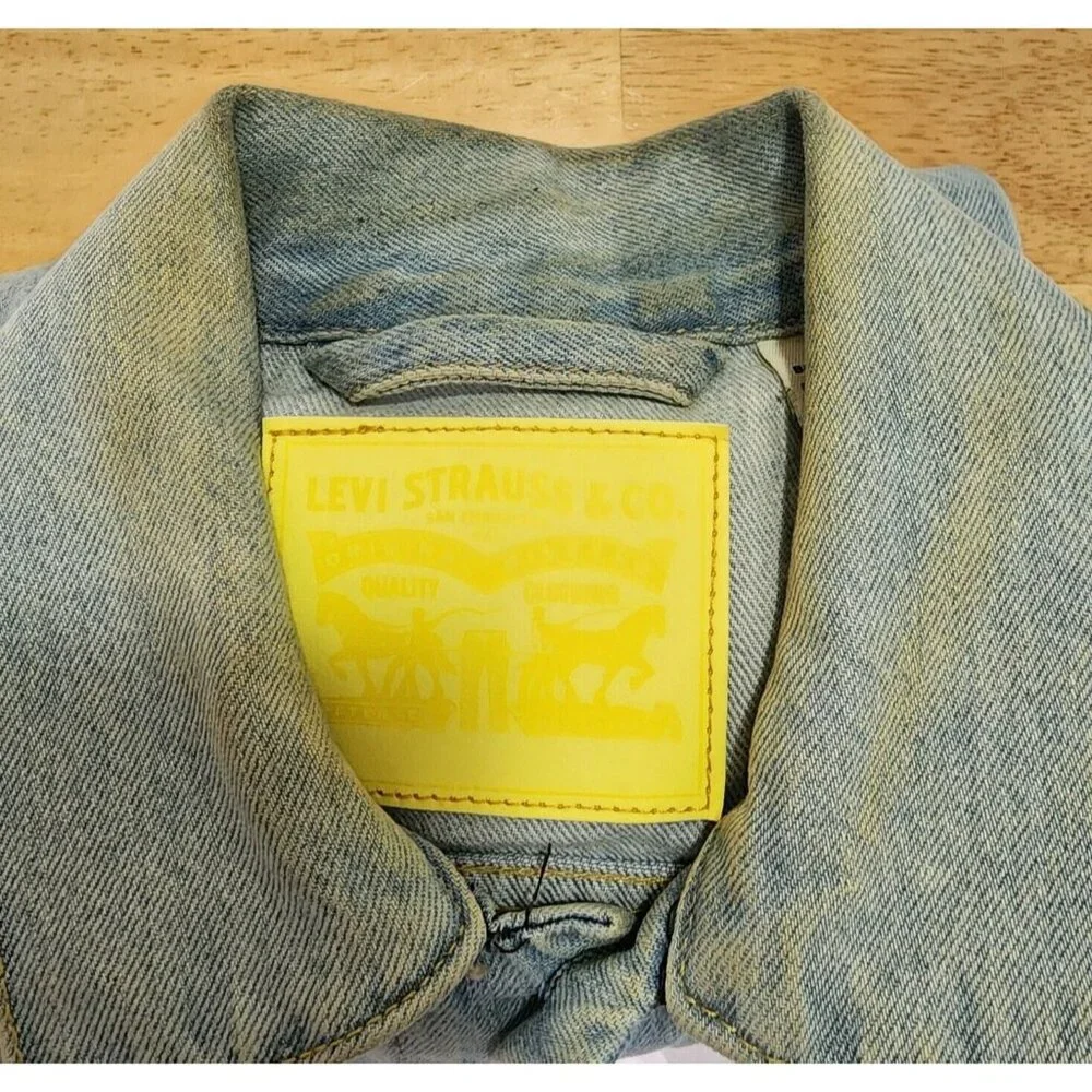 Levi’s Type 3 Light Wash Blue Denim Yellow Metal Button Up Trucker Jacket Size M